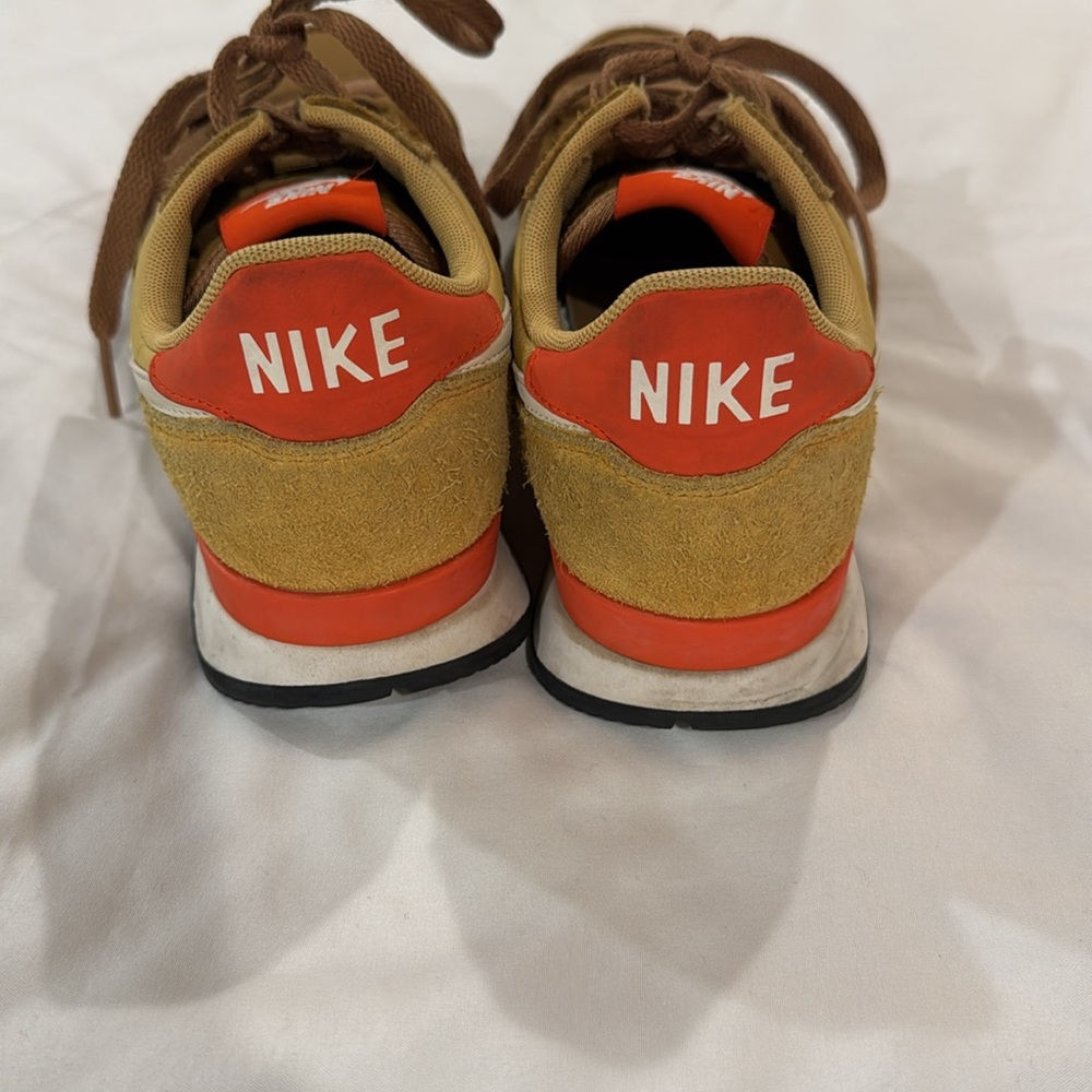 Women’s Nike Internationalist Sneakers in muted bronze/summit white/wheat gold - Picture 3 of 8